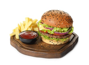 Lezzetli köfteli hamburger, patates kızartması ve beyaz üzerine izole edilmiş sos.