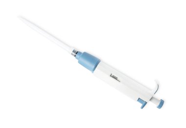 Laboratuvar analizi. Mikropipet beyaz, üst görünümde izole