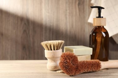 Tahta masada fırça, şeker ve sabun kalıpları, metin için yer