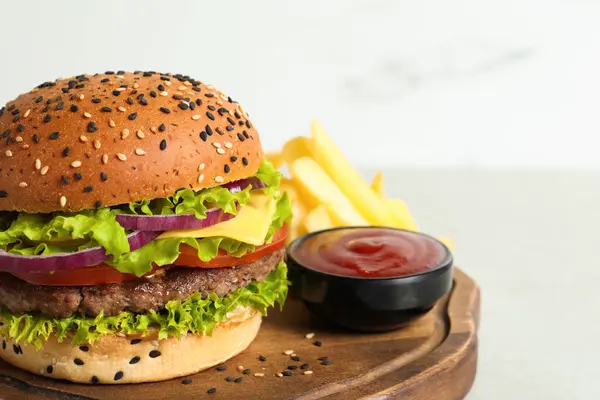 Burger Dengan Patty Lezat Kentang Goreng Dan Saus Atas Meja Stok Foto