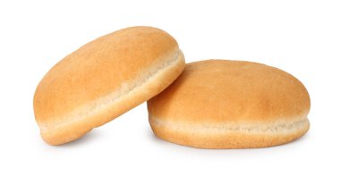 Beyaz üzerine izole edilmiş iki taze hamburger çöreği.
