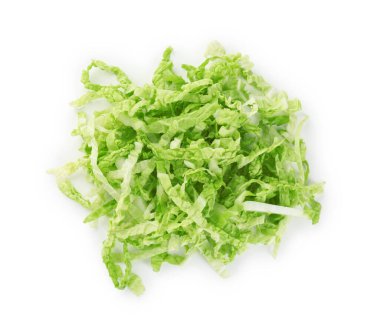 Parçalanmış taze Çin lahanası yığını. Beyazlar üzerinde izole edilmiş, üst manzara.