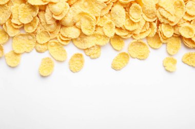 Kahvaltı gevreği. Beyaz arka planda lezzetli mısır gevrekleri, düz bir zemin. Metin için boşluk