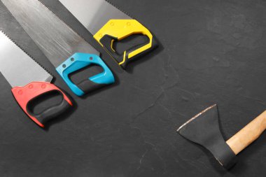 Siyah desenli arka planda testere ve balta düz. Metin için boşluk