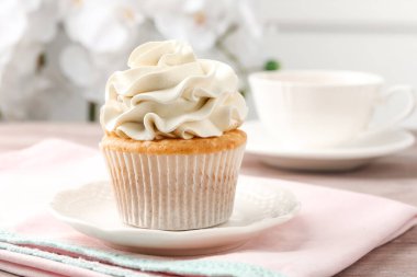 Vanilya kremalı lezzetli kek pembe ahşap masada, yakın plan.