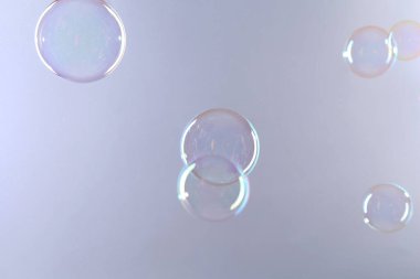 Gri arkaplanda güzel şeffaf sabun köpükleri