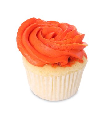 Parlak kremalı lezzetli kek, beyaza izole edilmiş.