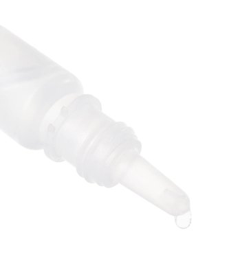 Beyaz arka planda şişeden damlayan tıbbi damlalar