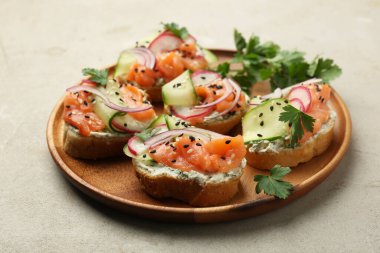 Açık gri masada servis edilen somonlu lezzetli kanepeler.