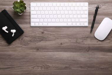 Tahta masa üzerinde farklı ofis kırtasiyesine sahip düz kompozisyon, metin için boşluk