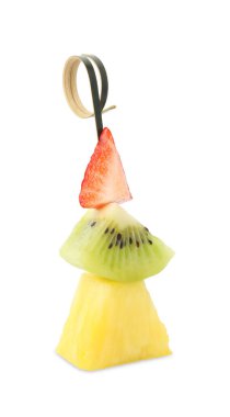 Beyaz üzerinde ananas, kivi ve çilek bulunan lezzetli bir kanepe.