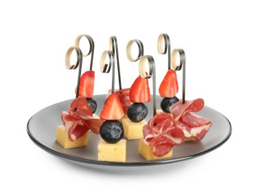 Beyaz üzerine izole edilmiş farklı lezzetli kanepeleri olan tabaklar.