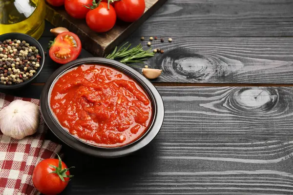 Saus Tomat Buatan Sendiri Dalam Mangkuk Dan Bahan Bahan Segar Stok Gambar Bebas Royalti