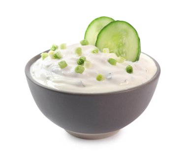 Yeşil soğanlı lezzetli yoğurt ve beyaz tenceredeki salatalıklar.