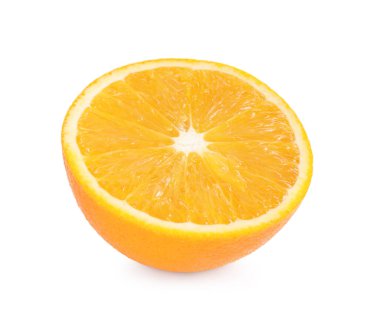 Taze olgun portakalların yarısı beyaza izole edilmiş.