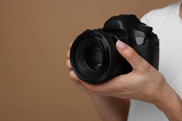 Fotógrafo Con Cámara Sobre Fondo Marrón Primer Plano Espacio Para — Foto de Stock