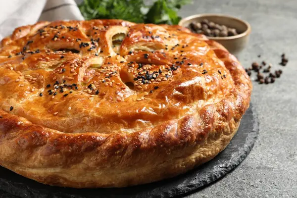 Gri masadaki lezzetli ev yapımı turta.