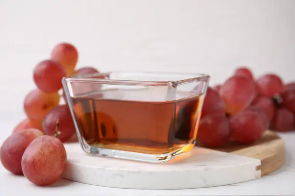 Wine Vinegar Glass Bowl Grapes White Table Ліцензійні Стокові Зображення