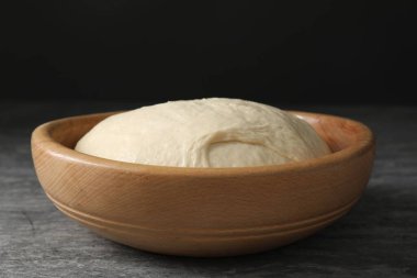 Gri masadaki kasede çiğ hamur