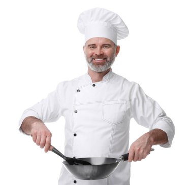 Üniformalı mutlu aşçı beyaz arka planda wok ve spatula tutuyor.