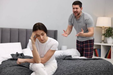 Kızgın karısını yatak odasında görmezden gelmesi, seçici odaklanma. İlişki sorunları