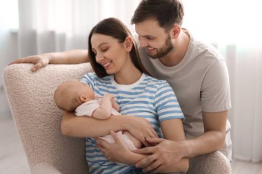 Mutlu bir aile. Evde sevimli bebekleri olan ebeveynler.