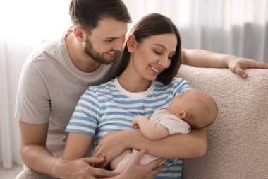 Mutlu bir aile. Evde sevimli bebekleri olan ebeveynler.