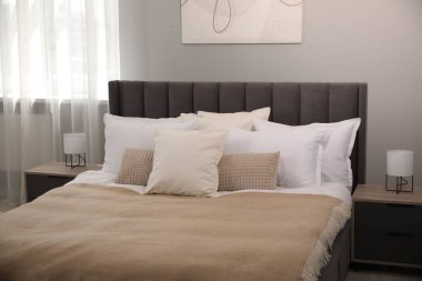 Bir sürü yumuşak beyaz yastık ve battaniye.