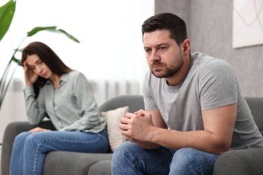 İçeride tartıştıktan sonra birbirlerini görmezden gelmeleri, seçici bir odak noktası. İlişki sorunları