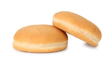 Beyaz üzerine izole edilmiş iki taze hamburger çöreği.