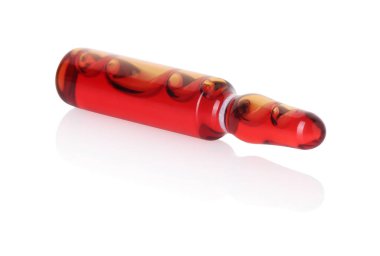 Bir cam ampul, beyaza izole edilmiş sıvı.