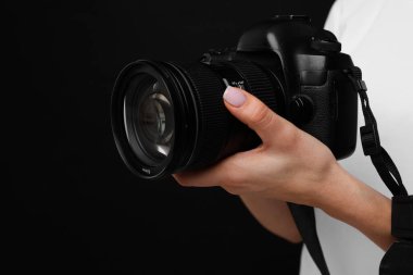 Siyah arkaplanda kamera olan fotoğrafçı, yakın plan