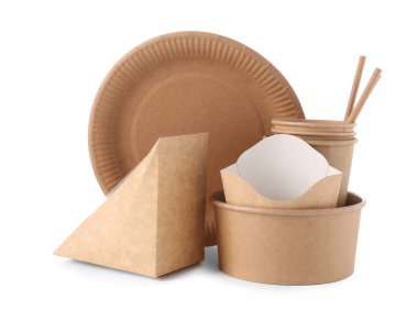 Çevre dostu yiyecek paketleri, tek kullanımlık tabaklar ve pipetler beyaz üzerine izole edilmiş.