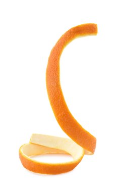 Bir taze portakal kabuğu beyaza izole edilmiş.