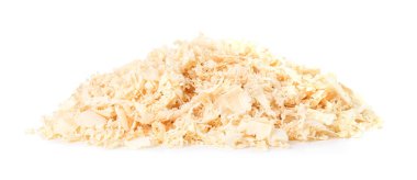 Beyaz üzerinde izole edilmiş odun talaşı yığını