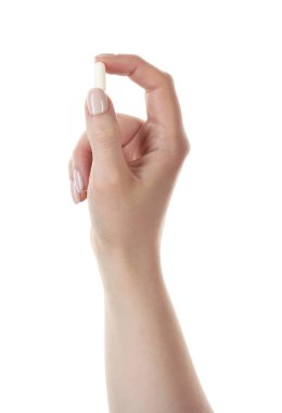 Beyaz arka planda vitamin kapsülü tutan kadın, yakın plan. Sağlık takviyesi