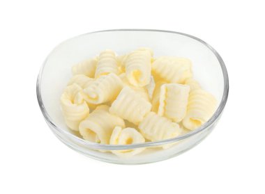 Lezzetli tereyağı bukleleri beyaz kasede izole edilmiş.