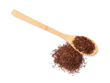 Rooibos çayı ve kaşığı beyaza izole edilmiş, üst manzara