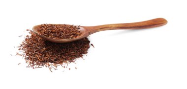 Rooibos çayı ve kaşığı beyaza izole edilmiş.