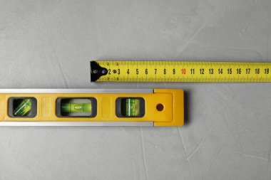 Gri tabloda bina seviyesi ve mezura ölçüsü, üst görünüm