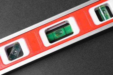 Koyu arkaplan üzerinde bina seviyesi, en üst görünüm