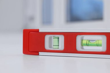 Beyaz pencere eşiğindeki kırmızı bina katı, kapalı.