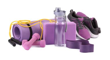 Birçok farklı spor malzemesi beyaza izole edilmiş.