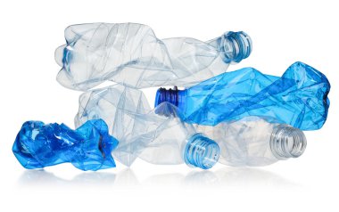 Kırışmış tek kullanımlık plastik şişeler beyaza izole edilmiş.