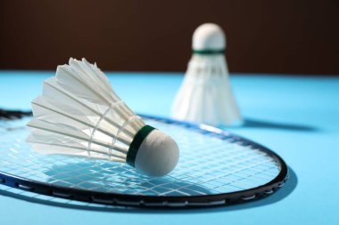 Tüylü badminton topları ve raketi sahada, seçici odaklanma