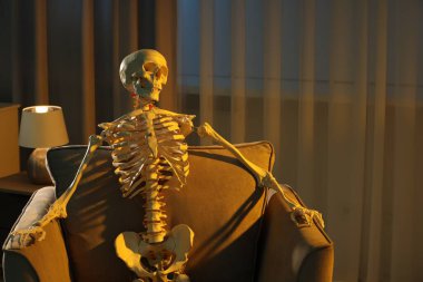 Bekleme konsepti Koltukta oturan insan iskeleti.