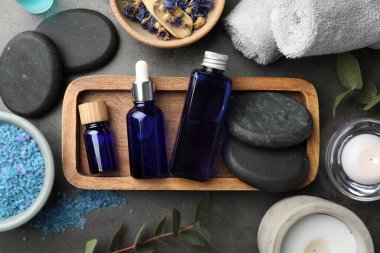 Gri masadaki spa ürünleriyle düz bileşim