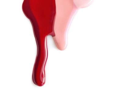 Beyaz arka planda farklı ojeler dökülmüş, üst görünümde.