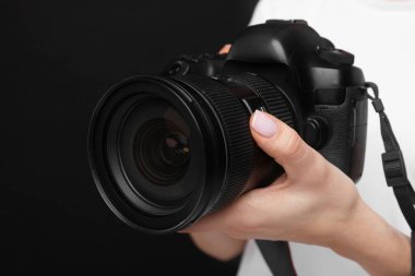 Siyah arkaplanda kamera olan fotoğrafçı, yakın plan