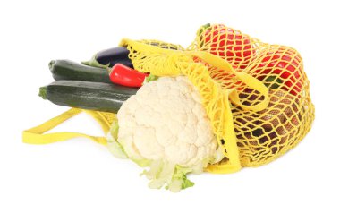 Taze sebzelerle dolu ip torbası beyaza izole edilmiş.